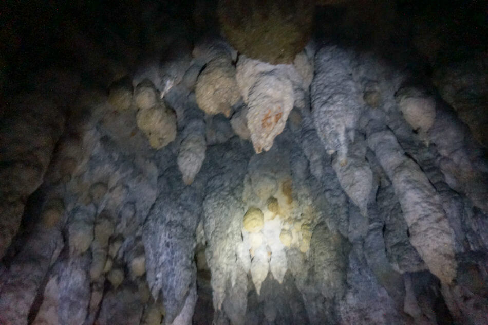 人骨も散らばる⁉ 鍾乳洞散策！「ヤジヤーガマ」で久米島の歴史を学ぶ